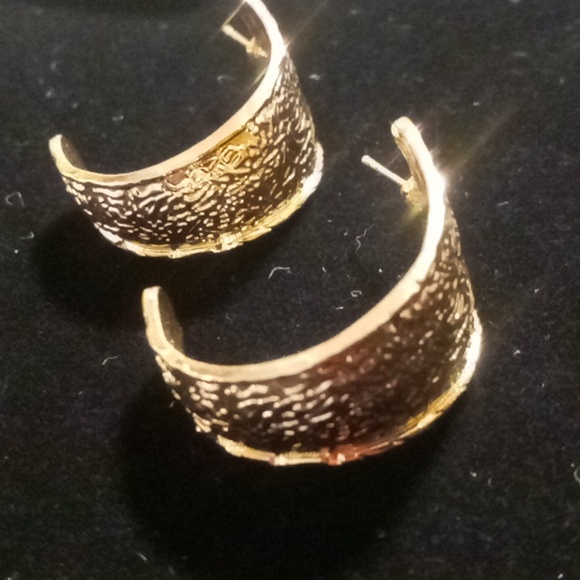 Half hoop textured gold tone tapered earrings mid size hoops - Picture 4 of 5